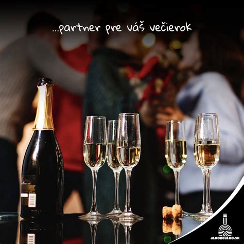 Rôzne druhy nealkoholických nápojov na svadobnom stole.