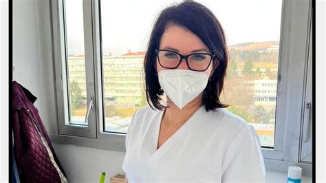 Tematická fotografia zdravotnej sestry v profesionálnej uniforme v nemocničnom prostredí