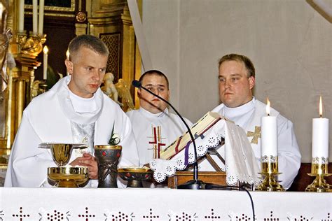Fotografia: Kňaz pomazáva čelo chorému olejom.