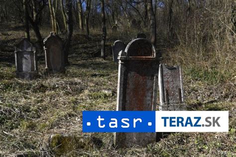 Tematické foto židovského cintorína so starými náhrobnými kameňmi a vytesanými symbolmi, vrátane vavrínového venca.