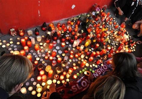 Foto pamätného pomníka v Turzovke s vytesaným krížom a vavrínovým vencom pod ním, pietna spomienka.