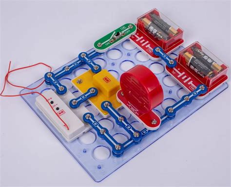 Deti skúmajúce elektronickú stavebnicu alebo chemickú súpravu.