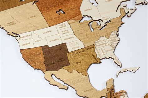 Detská kniha s pútavými ilustráciami alebo drevená mapa sveta na stene.