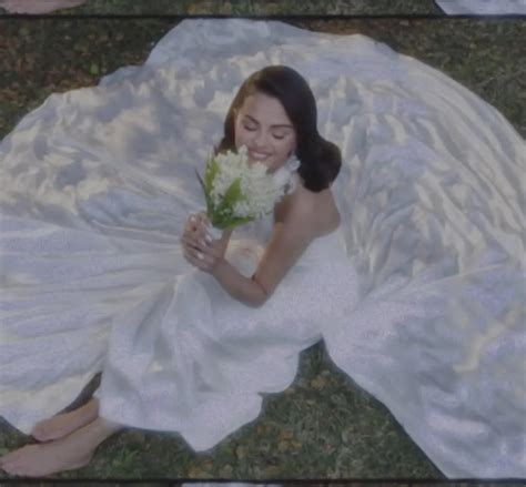 Ilustrácia rôznych štýlov Seleny Gomez pre inšpiráciu masky.