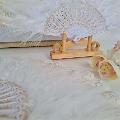 Detail masky s nalepenými trblietkami a pierkami.