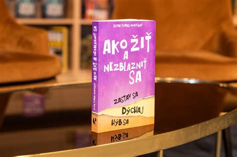 Tematické foto: Ruky otvárajúce novú knihu s personalizovanou záložkou