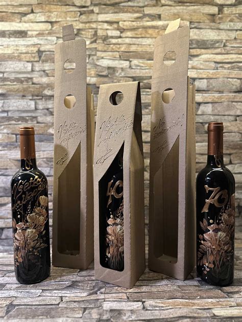 Fotka knihy s otvorenou stránkou a ručne písaným venovaním, v pozadí kvety