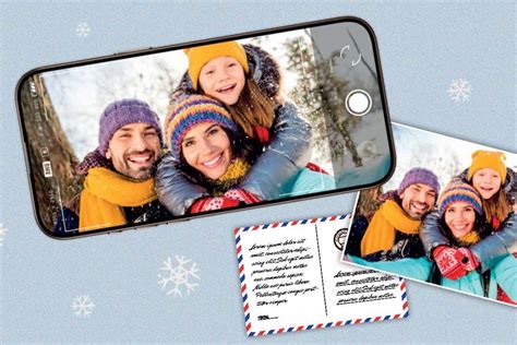 Tematické foto: senior držiaci vianočnú pohľadnicu s úsmevom