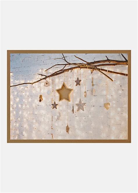 Ozdobená stena s vianočným plagátom a svetelnou reťazou