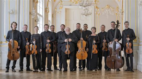 Ilustratívne foto: Orchester hrajúci vianočné skladby v slávnostne vyzdobenej sále