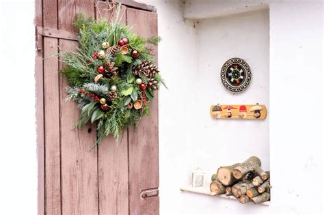 Tematické foto červeného vianočného venca na dvere