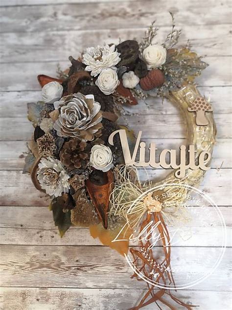 Koláž rôznych farebných vencov na dvere (červený, biely, prírodný)