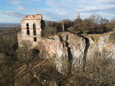 Exteriér Bašty Pajštún s okolitou prírodou