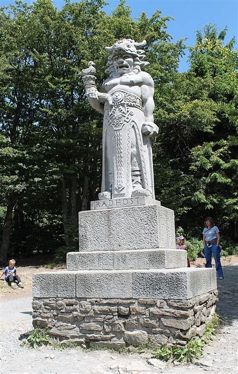 Zobrazenie slovanského boha Perúna s bleskami v ruke