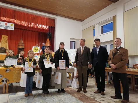 farebná koláž z detských výtvarných prác na okne materskej školy