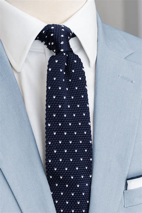 Fotografia chlapčeka v elegantnom krstnom obleku