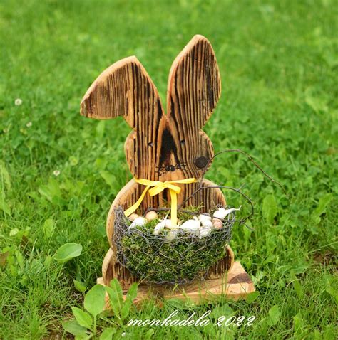 Fotografia hotovej dekorácie veľkonočného zajaca z prútia na zavesenie