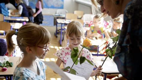 Ilustračná fotografia usmiatej pani učiteľky
