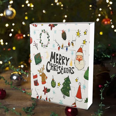 elegantný adventný kalendár so sviečkami s vianočným motívom