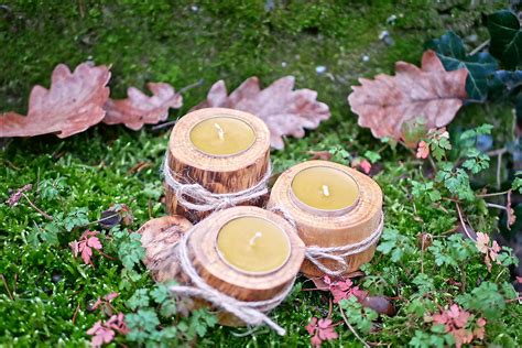 tematické foto zapálenej sviečky v elegantnom svietniku na drevenom povrchu