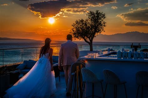 Tematické foto: Svadobný pár pri romantickom západe slnka v scenérii Východného Slovenska