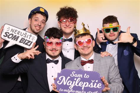 Tematické foto: Hostia vo fotobúdke s vtipnými rekvizitami