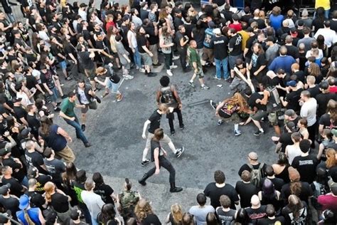 Fotografia davu počas mosh pitu na piatkovom koncerte