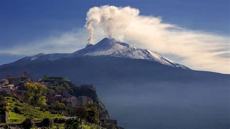 Tematické foto sopky Etna s výhľadom na krajinu