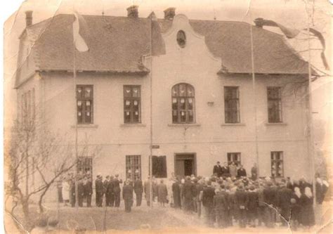 Historická fotografia budovy školy alebo žiakov v uniformách z 50. rokov