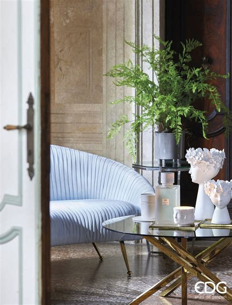 štýlové bytové doplnky, ako sú vázy s kvetmi alebo dekoratívne vankúše