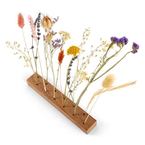 Tematické foto: jarné kvety v drevenom stojane na fľaše