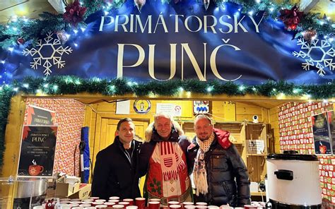 Ilustračná fotografia pripraveného vianočného punču v hrnčekoch, ozdobeného plátkom pomaranča a škoricovou tyčinkou