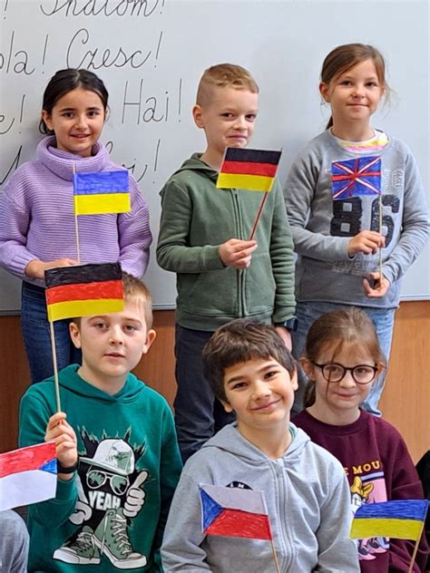 Tematická fotografia rôznorodosti pozdravov a ľudskej komunikácie