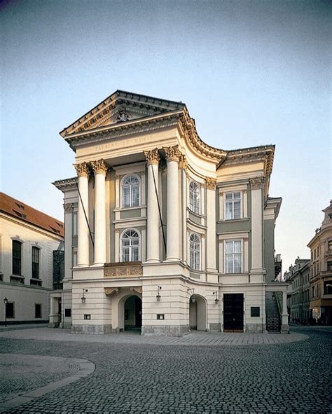 Ilustrácia Národného divadla v Prahe alebo historické foto Sokolského zletu