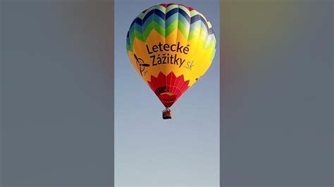 Ilustrácia: Balón s balónom lietajúci nad oblakmi - symbol slobody a dobrodružstva.