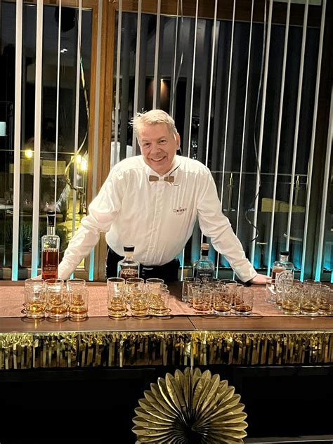 fotografia hostí pri príjemných rozhovoroch a degustácii cigár a rumov