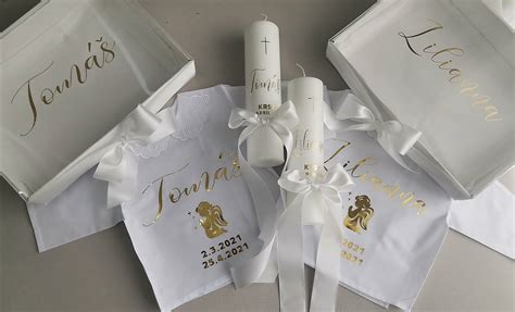 krstný set košieľky a sviečky s náboženskými symbolmi