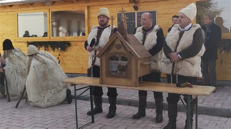 Detailná fotografia pohyblivých postavičiek v Slovenskom betleheme