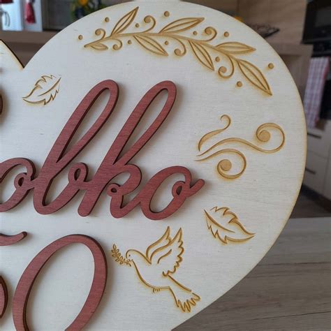 Drevené srdce s gravírovaným menom a dátumom