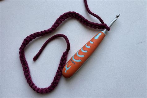 Základné háčkovacie pomôcky: priadza, háčik, nožnice, ihla