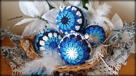 Farebné háčkované vianočné gule rôznych veľkostí