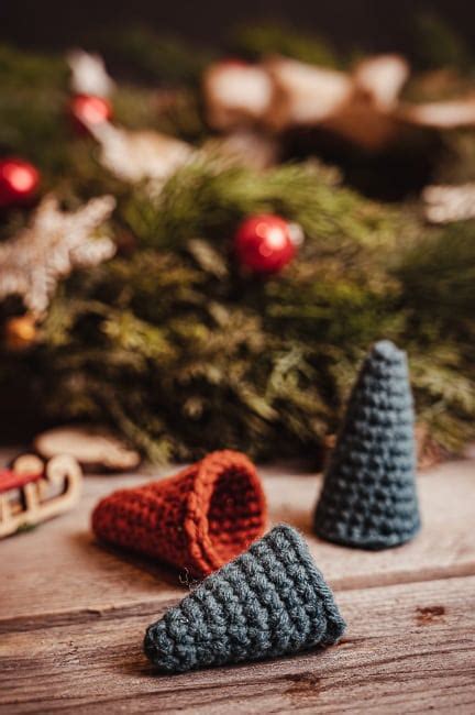 Háčkované vianočné stromčeky v rôznych farbách