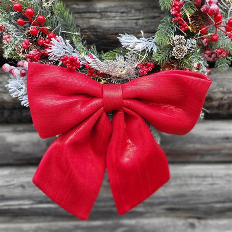 Háčkovaný minivenček ozdobený červenou mašľou