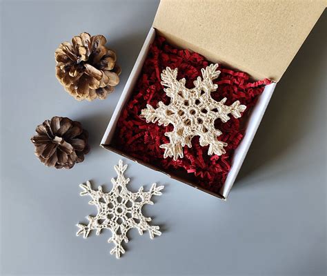 Ukážka rôznych háčkovaných vianočných ozdôb: soby, korčule, stromčeky