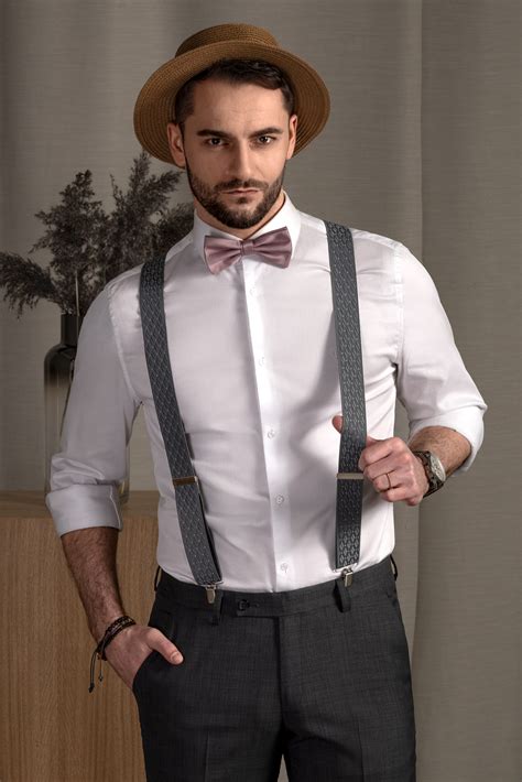 Tematické foto: Ženích v boho štýle s ľanovými nohavicami a vyhrnutými rukávmi košele