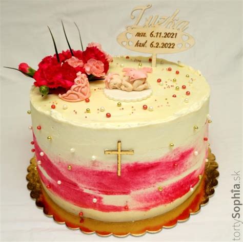Nádherne zdobená krstinová torta ako ústredný bod stola