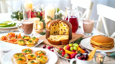 Fotografia stola plného jedla a nápojov na brunch