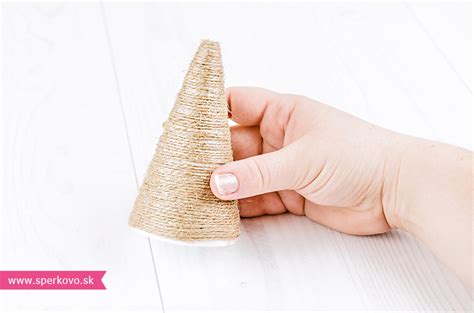 polystyrénový kužeľ a špagát na výrobu vianočného stromčeka