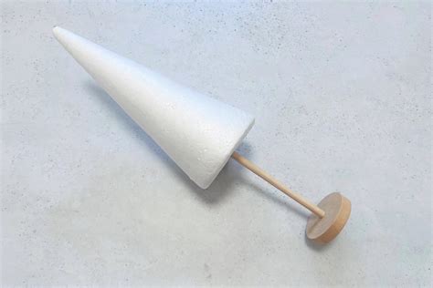 vianočný stromček z polystyrénového kužeľa a filcu