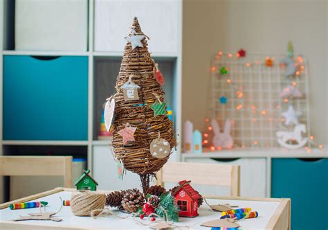 vianočný stromček vyrobený z nití namočených v lepidle